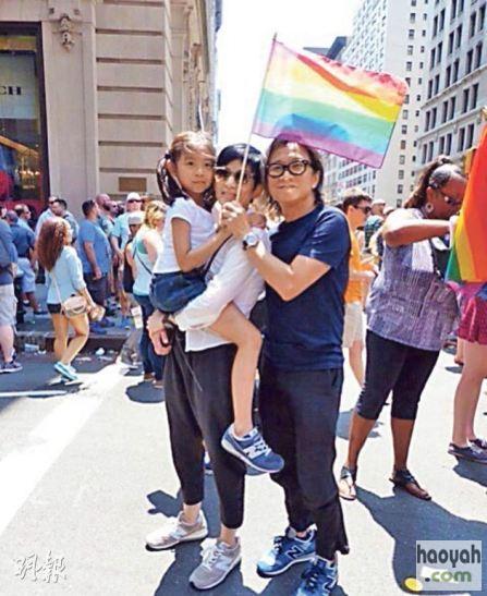吴君如一家三口参加同性恋游行网友大赞“有爱”
