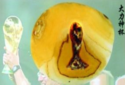 一雨花石图案酷似“大力神杯”长5.6厘米(图)