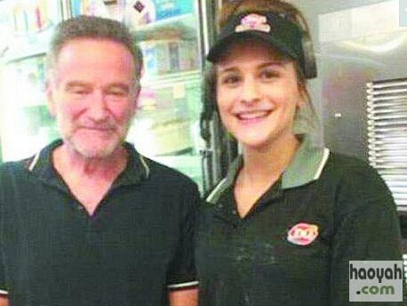 罗宾生前最后照片曝光虚弱微笑与店员合影(图)