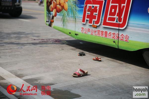 肇事公交车尾留下奶奶和孙女的凉鞋