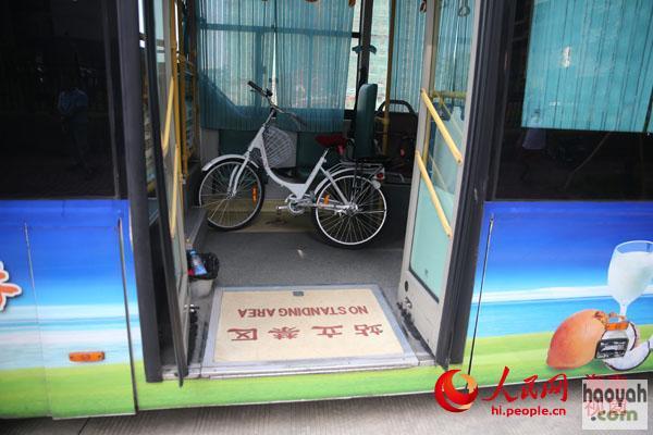 事故中被撞倒的单车