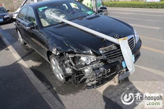 事故轿车的右前方已完全变形