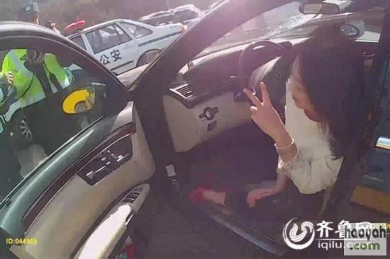 酒驾女司机遇交警拍照取证赶忙摆POSE(监控截图)