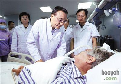 昨日,在湖北省监利县人民医院,李克强看望65岁的获救老人,说“我看着你被救起来的”。据中国政府网 昨日,在湖北省监利县人民医院,李克强看望65岁的获救老人,说“我看着你被救起来的”。据中国政府网