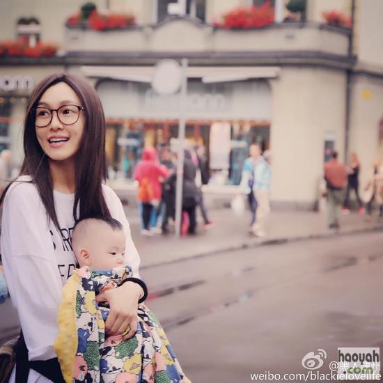 范玮琪怀抱宝贝好温馨