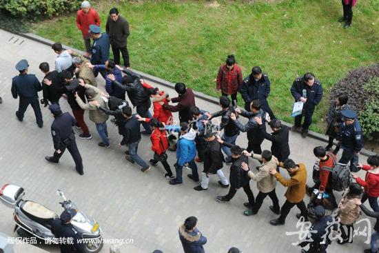 ��������Χ����ҵ������ ����ִ����Ա���200��