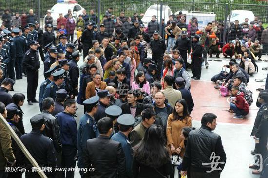 传销分子围攻物业打伤民警 百名执法人员查获200人