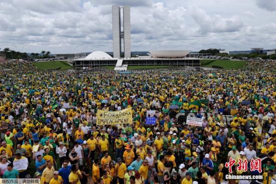 ����ͼ������ʱ��2015��3��15�գ�����������ھ��д��ģ������ʾ�����Ҫ������ͳ�����򣬿�����Ҽ�����ͣ�ͼ�����ʯ�͹�˾���ܡ� ͼΪ�ڰ����׶��������ǣ������ڶ��ʾ���߽������¥��Χ��