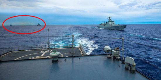 原文配图:对抗演练结束后,综合补给舰洪湖舰(舷号963)同时为导弹驱逐舰合肥舰(舷号174)和兰州舰(舷号170)进行横向和纵向的海上油料补给。照片左后方仍能看到两个黑点,那是锲而不舍如影相随的两艘美日驱逐舰。(王一安 摄)