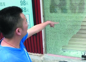 玻璃门被砸烂。信息时报记者 陈子垤 摄