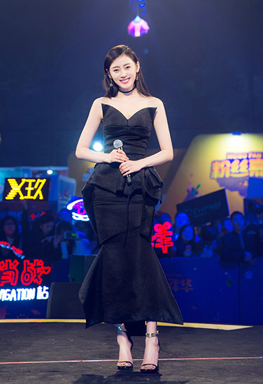 张天爱不畏严寒一袭黑色露肩礼服亮相