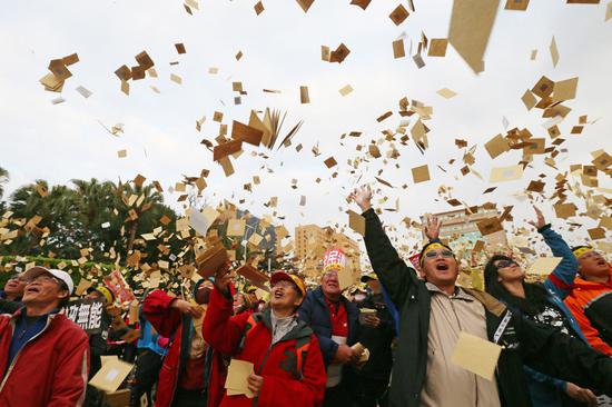 ̨�塰�������͡�������Ű׵�����ֽǮ��Ϊ��Ӣ�ĵ��֡����ա�����ͼƬ��Դ��̨�塶���ϱ�����