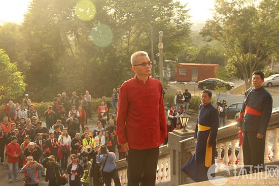 魏明仁在台湾升五星红旗后 再升中国共产党党旗