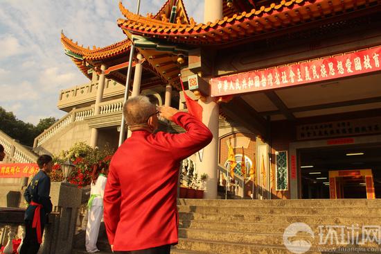 魏明仁在台湾升五星红旗后 再升中国共产党党旗