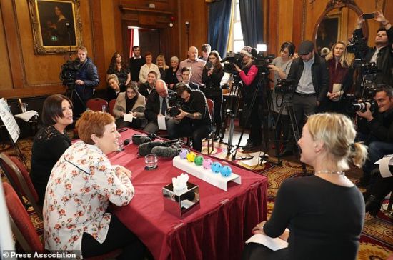 两人共同接受记者的采访